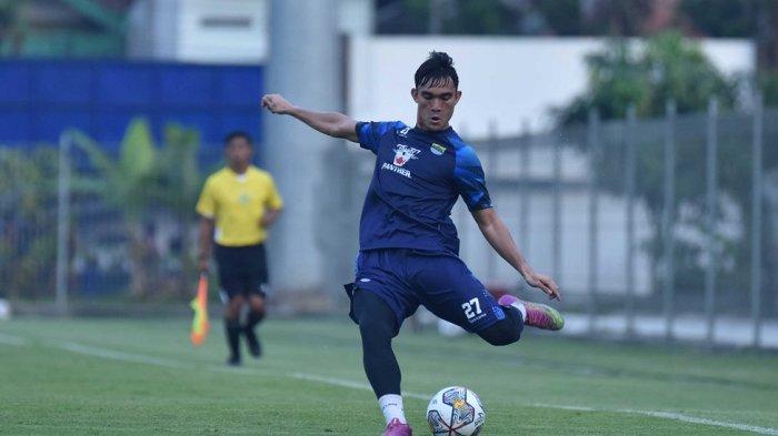 Gelandang Persib Bandung Zalnando beraksi pada uji coba melawan Persib U-21 di Stadion Sidolig, Kota Bandung, Jumat (9/6/2023).