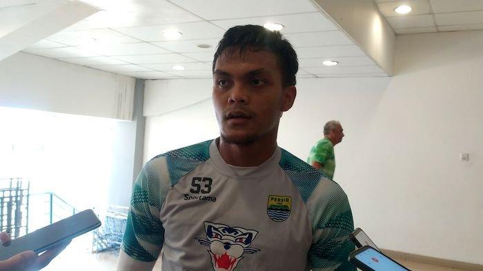 Gelandang Persib, Rachmat Irianto jelaskan unggahan instastory akun Instagram pribadinya terkait rumor Rizky Ridho ke Persib, saat ditemui usai menggelar latihan di Stadion GBLA Kota Bandung, Rabu (25/10). Tribunjabar.id / Cipta Permana.