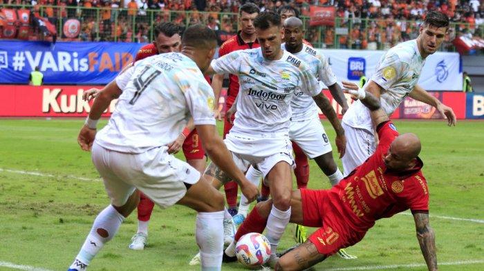 DIKEPUNG - Gelandang Persib Tyronne del Pino dikepung para pemain Persija di Stadion Patriot Candrabhaga, Kota Bekasi, Minggu (16/2/2025).