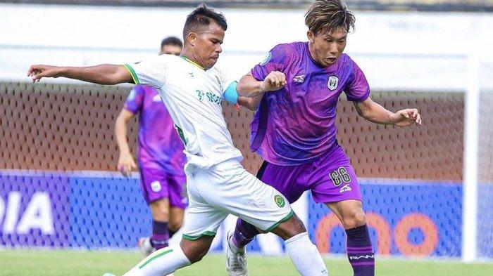 Gelandang RANS Nusantara Mitsuru Maruoka (kanan) mencoba melewati Manahati Lestusen.