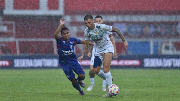 Gelandang serang PERSIB, Tyronne Del Pino dibayangi pemain Arema FC pada pertandingan pekan ke-20 Liga 1 2024/2025 di Stadion Gelora Soepriadi Blitar, Jumat, 24 Januari 2025.