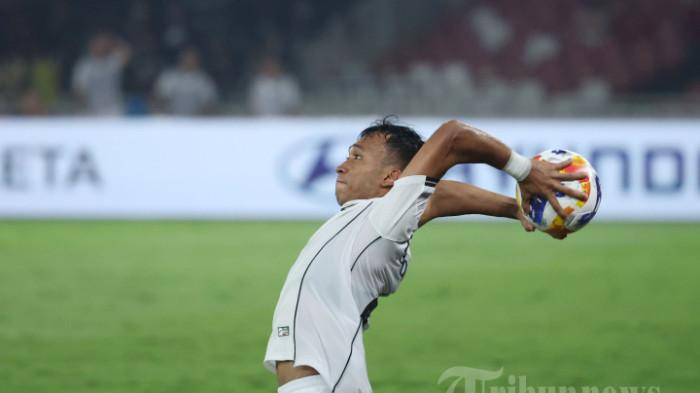 LEMPARAN KE DALAM - Gelandang timnas U23 Indonesia asal Persib Bandung, Robi Darwis, melakukan lemparan ke dalam saat melawan Filipina pada pertandingan penyisihan Grup A Piala AFF U-23 di Stadion Utama Gelora Bung Karno (SUGBK), Jakarta, Jumat (18/7/2025). Indonesia menang 1-0.