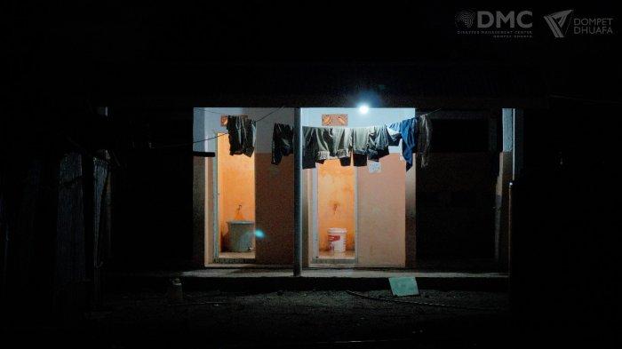 Warga di dua wilayah di NTT kini bisa menikmati listrik- Dompet Dhuafa NTT dan Disaster Management Center (DMC) mendonasikan panel surya kepada dua titik di atas yakni Masjid Babul Jihad dan Masjid Al-Istiqomah.