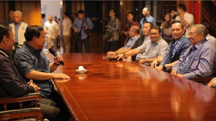 Prabowo Subianto berbicara di depan Susilo Bambang Yudhoyono. Demokrat kian dekat mendukung Prabowo di Pilpres 2024.