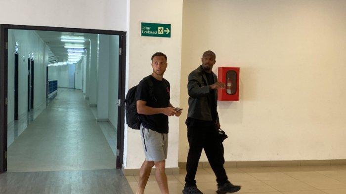 Gervane Kastaneer dan Mailson Lima berjalan bersama setelah berlatih bersama Persib Bandung, di Stadion GBLA, Kota Bandung, Rabu (15/1/2025).