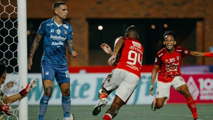Gol pemain Bali United, Jefferson Assis ke gawang  Persib Bandung di Bali United Training Center, Pantai Purnama, Gianyar Bali, Selasa (14/5/2024). Pertandingan berakhir 1-1.