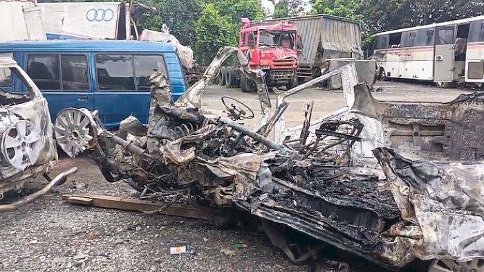 Minibus Gran Max yang menabrak bus Primajasa dalam kecelakaan maut di Tol Japek tak berbentuk akibat tabrakan adu banteng dan terbakar, Senin (8/4/2024)