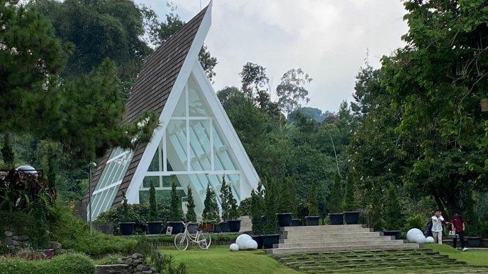 Salah satu hotel yang bisa jadi pilihan bagi Anda dan keluarga jika ingin menikmati keindahan alam adalah Green Forest Resort & Wedding di Jalan Sersan Bajuri, Kabupaten Bandung Barat.