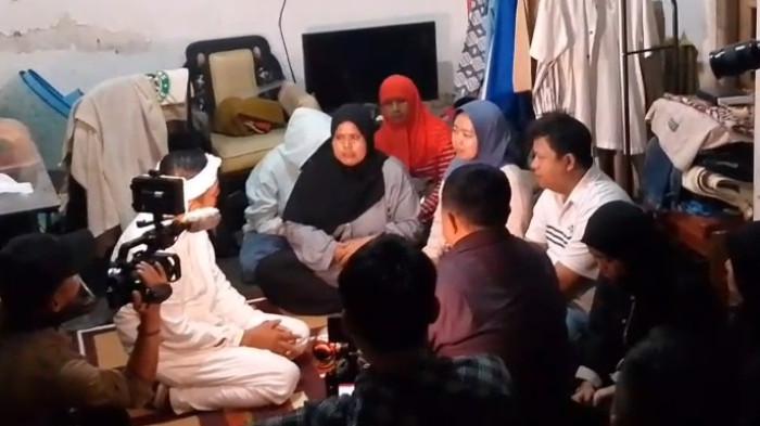 Gubernur Jabar Dedi Mulyadi ketika mengunjungi keluarga korban tragedi pernikahan anaknya di Kampung Sindang Hela, Kabupaten Garut, Jumat (18/7/2025).