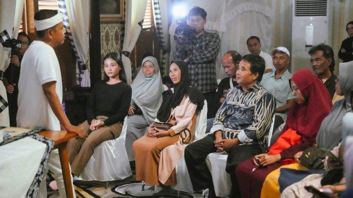 Gubernur Jawa Barat Dedi Mulyadi pada Sabtu (26/4/2025) menerima perwakilan warga Cikarang yang terkena dampak proyek pelebaran sungai.