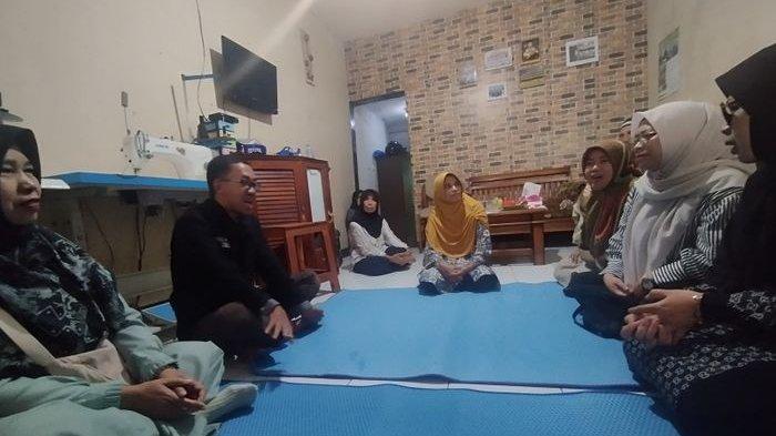 Guru-guru berkunjung ke rumah Farhan (17), korban yang terseret ombak di Garut, di Jalan Awiligar RW 11, Kelurahan Cibeunying, Kecamatan Cimenyan, Kabupaten Bandung, Jumat (12/7/2024).