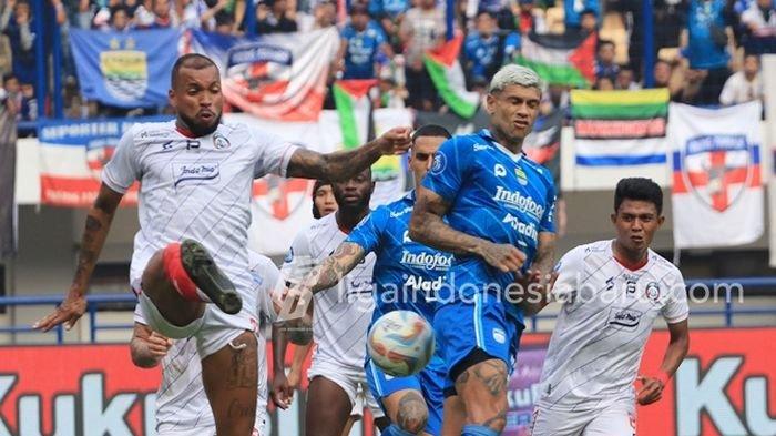 Gustavo Almeida (kiri) saat masih berkostum Arema FC saat melawan Persib Bandung di Satdion Gelora Bandung Lautan Api, Rabu (8/11/2023).