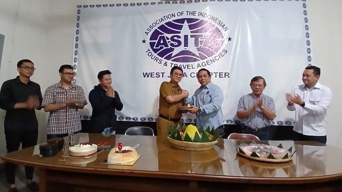 Perayaan HUT ASITA Ke-54 di Sekretariat ASITA Jawa Barat di Bandung, Selasa (7/1/2025). Hadir pada kesempatan tersebut Kepala Dinas Kebudayaan dan Pariwisata (Disbudpar) Kota Bandung Arief Syaifudin dan Ketua ASITA Jawa Barat Budijanto Ardiansyah serta anggota ASITA Jabar dan perwakilan dari Disbudpar Jawa Barat.