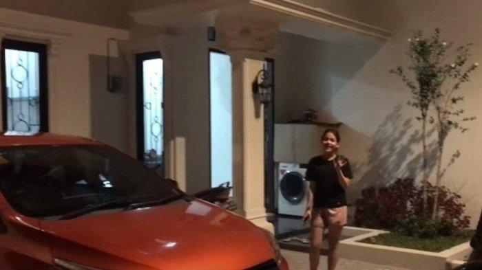 Halaman depan rumah Putri Isnari