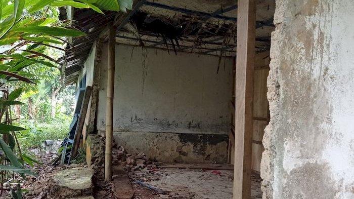 Salah satu ruang kelad MI Cangkuang, Rongga, KBB, yang hancur.