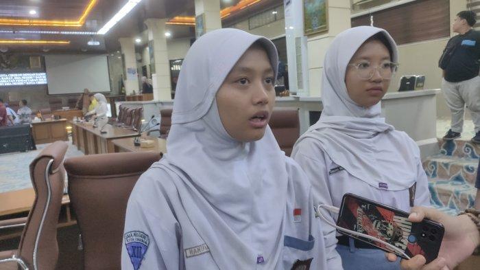 SISWA KECEWA - Hanifah (kiri), salah satu siswi kelas XII IPS 1 SMAN 7 Cirebon, Sabtu (8/2/2025). Upaya finalisasi Pangkalan Data Sekolah dan Siswa (PDSS) SMAN 7 Cirebon dalam Seleksi Nasional Berdasarkan Prestasi (SNBP) berakhir tanpa hasil.