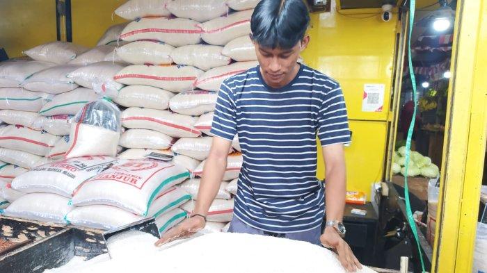 Harga beras medium di Pasar Atas Kota Cimahi yang awalnya Rp 11 ribu per kilogram kini naik menjadi Rp 13.500 per kilogram dan beras premium dari Rp 12.500 per kilogram naik menjadi Rp 14.500 per kilogram.