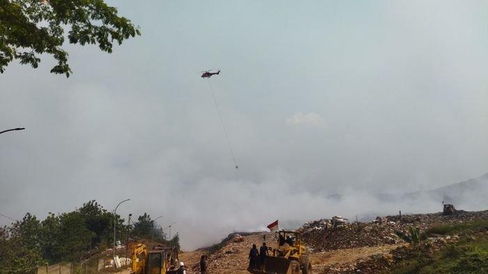 Helikopter melakukan water bombing untuk memadamkan kebakaran di TPA Sarimukti, Cipatat, Kabupaten Bandung Barat.