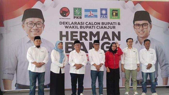 PDIP, PKB, PAN, Demokrat, dan PPP secara resmi mendeklarasikan Herman Suherman (ketiga dari kiri) dan Muhamad Solih (keempat dari kiri), sebagai pasangan untuk bertarung pada Pilkada Cianjur 2024, Kamis (30/5/2024).
