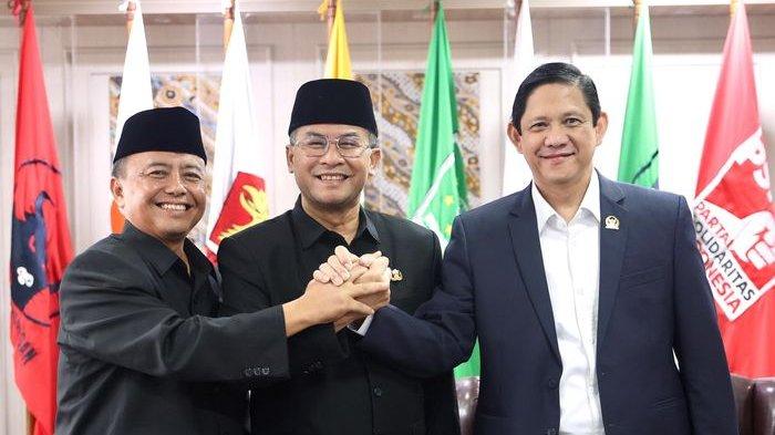 FOTO BERSAMA - Sekretaris Daerah (Sekda) Jabar, Herman Suryatman; Wakil Gubernur Jabar, Erwan Setiawan; dan Wakil Ketua DPRD Jabar, MQ Iswara, berfoto bersama sebelum rapat paripurna DPRD Jabar, Selasa (1/7/2025).