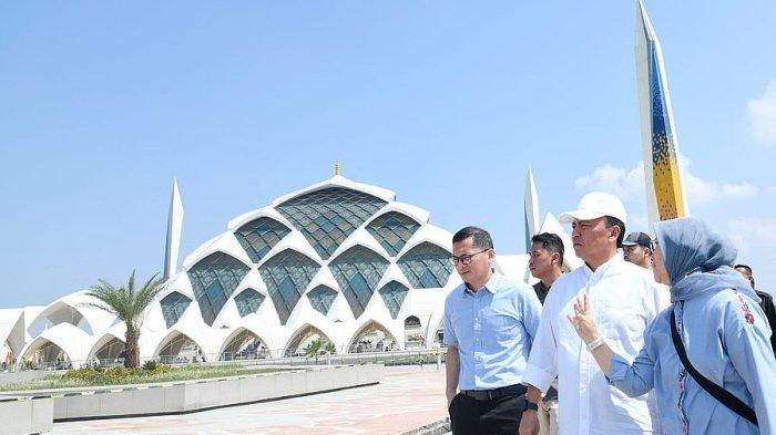 Sekda Jabar yang juga Ketua Harian Dewan Eksekutif Masjid Raya Al Jabbar Herman Suryatman, Selasa (16/4/2024) mengecek langsung ke seluruh area Masjid Al Jabbar di Gedebage Kota Bandung pasca kejadian pungutan liar beberapa hari lalu.