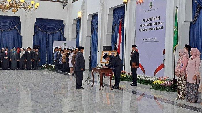 Herman Suryatman resmi dilantik menjadi Sekretaris Daerah Provinsi Jawa Barat oleh Pj Gubernur Jabar Bey Machmudin, di Aula Gedung Sate, Kota Bandung, Senin (1/4/2024).