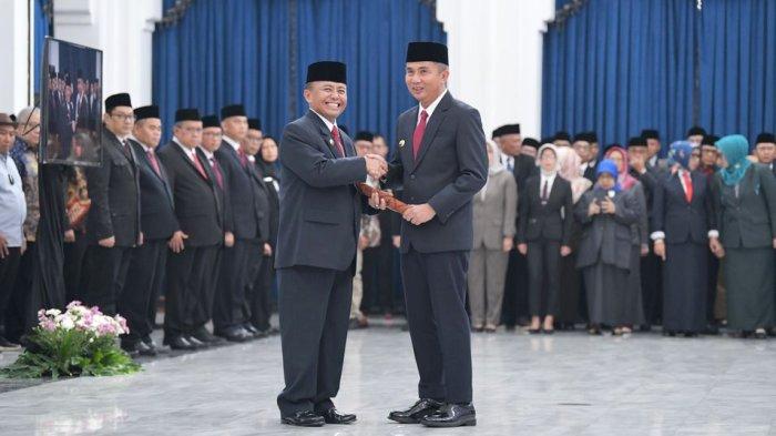 Herman Suryatman setelah dilantik sebagai Sekretaris Daerah Jawa Barat definitif oleh Penjabat Gubernur Jabar Bey Machmudin di Aula Barat Gedung Sate Bandung, Senin (1/4/2024). Sekda Jabar Herman Suryatman menyatakan siap bekerja optimal 24 jam tujuh hari demi kepentingan pembangunan.