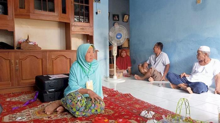 Hermat Kipli Abdul Gani (kiri), calon haji yang gagal berangkat karena visa tidak keluar, saat ditemui di kediamannya di Desa Pasir, Kecamatan Palasah, Kabupaten Majalengka, Senin (3/6/2024).