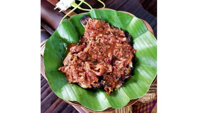 Hidangan ikan bakar cobek honje di lesehan Agus Kucir Pangandaran.