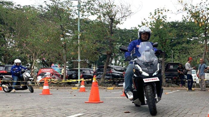 Pengunjung Summarecon Mall Bekasi sedang mencoba Honda ADV160 dan Honda Scoopy di area test ride acara Honda AT Family Day.