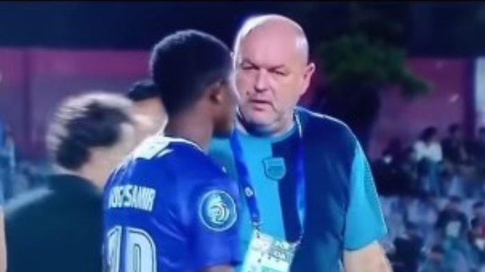 Pemain Persik Kediri Hugo Samir berbincang bersama pelatih Persib Bandung Bojan Hodak setelah laga usai di Stadion Brawijaya, Kediri, Senin (28/10/2024).