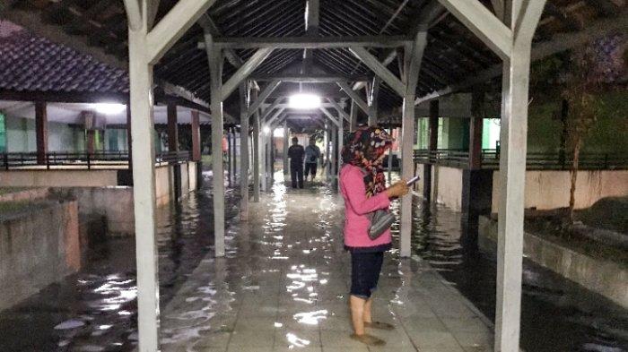 Akibat hujan deras, RSUD dr Soekardjo Kota Tasikmalaya terendam banjir pada Sabtu (27/1/2023).