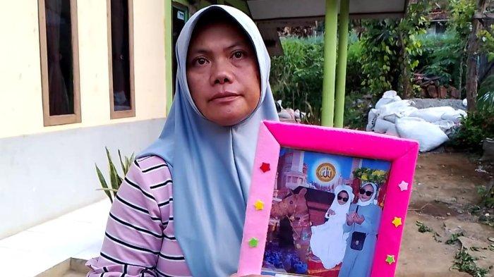 Ibu angkat yang juga bibi Irma Novitasari, Rika Nurlela sedang pegang foto Irma bersama anaknya yang berusia 6 tahun.