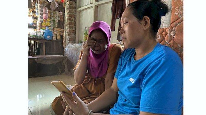 Ibu dan nenek Tarih saat menceritakan kronologi anaknya hilang sudah 5 hari di rumah mereka di Desa Karanggetas, Kecamatan Bangodua, Kabupaten Indramayu, Jumat (9/8/2024)