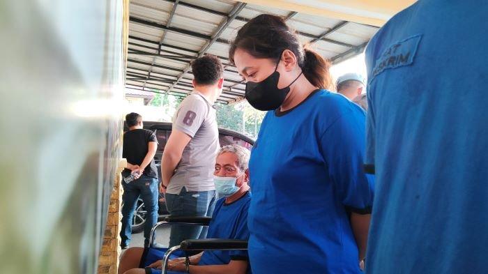 Ibu kandung tersangka pembunuh M Rouf saat digelandang polisi di Mapolres Indramayu, Jumat (6/10/2023).