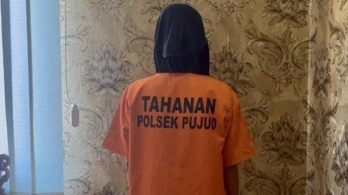 Ibu tiri yang meracuni anak sambungnya, RI alias Wanti, saat diamankan di Mapolsek Pujud, Kabupaten Rokan Hilir, Riau, Kamis (9/5/2024).