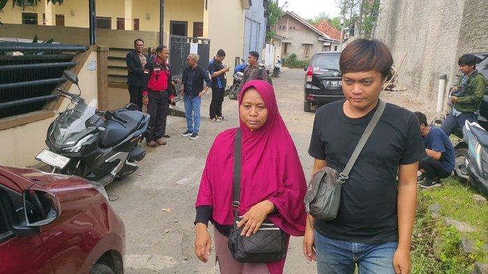 Ibunda Pegi Setiawan, Kartini (48) ikut rombongan 3 rekan kerja Pegi yang akan mendatangi Polda Jabar pada Jumat (31/5/2024).