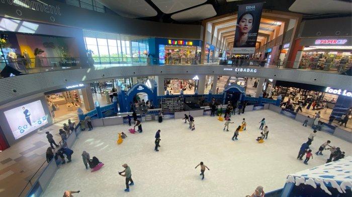 Summarecon Mall Bandung menghadirkan Ice Wonderland, sebuah wahana bermain ice skating di atas es asli.