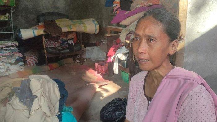 Ida Nuraida menangis saat menceritakan keadaannya ketika ditemui di rumahnya di Dusun Sopla, Desa Karangmulya, Kecamatan Padaherang, Kabupaten Pangandaran, Senin (10/6/2024).