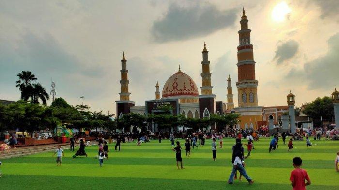 Ratusan wisatawan memadati kawasan Alun-alun Kabupaten Majalengka.