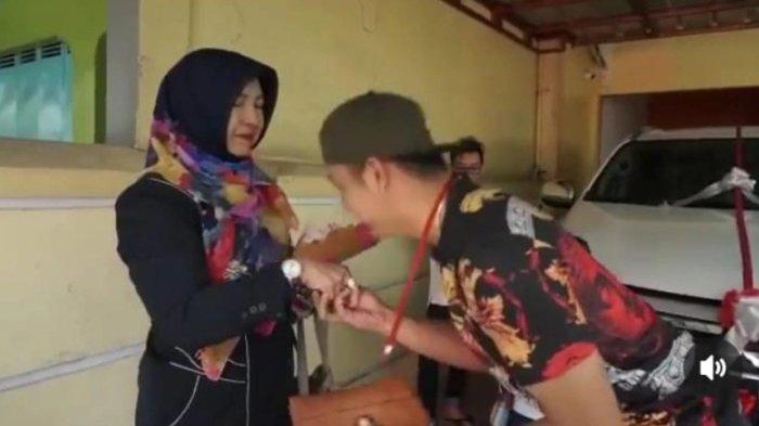Arizal Zakaria alias Ijal Hayam (kanan) saat memberikan hadiah ulang tahun mobil Fortuner kepada ibunya.