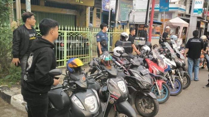 Komunitas pengguna sepeda motor Honda yang tergabung dalam paguyuban Ikatan Motor Honda Purwakarta (IMHP) menggelar kegiatan berbagi kebahagiaan di bulan suci Ramadhan dengan membagikan takjil untuk berbuka puasa. Kegiatan ini dilaksanakan di sepanjang Jalan Veteran di daerah Purwakarta pada hari Minggu, 24 Maret 2024.