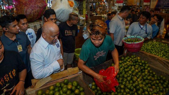  Calon Wakil Gubernur Jawa Barat nomor urut 3, Ilham Habibie mendapat sambutan hangat dari para pedagang dan warga setempat ketika berbelanja ke Pasar Tambun dan Cibitung, Kabupaten Bekasi, Jumat (4/10/2024). 