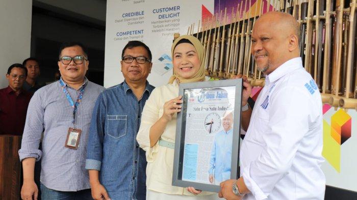 Ilham Habibie menerima cenderamata yang diserahkan oleh GM Bisnis Tribun Jabar Rahmi Khasya Sarini, bersama Pemimpin Redaksi Tribun Jabar Adi Sasono (ketiga kanan) dan Advertising Manager Dicky Hadian (kiri) di Kantor Tribun Jabar, Rabu (09/10/2024)