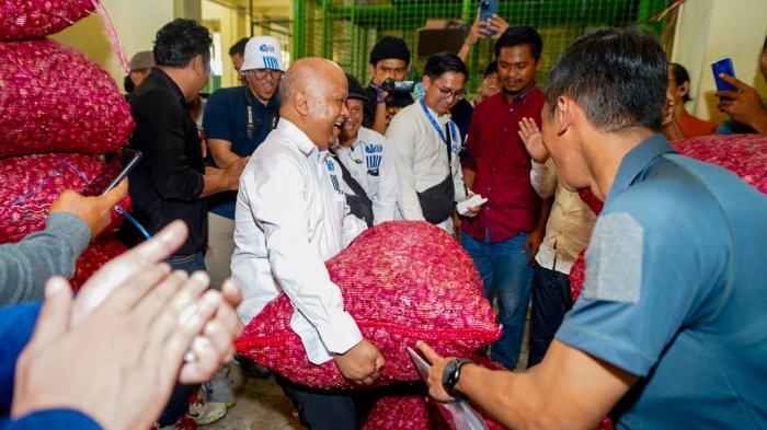  Calon Wakil Gubernur Jawa Barat nomor urut 3, Ilham Habibie mendapat sambutan hangat dari para pedagang dan warga setempat ketika berbelanja ke Pasar Tambun dan Cibitung, Kabupaten Bekasi, Jumat (4/10/2024). 