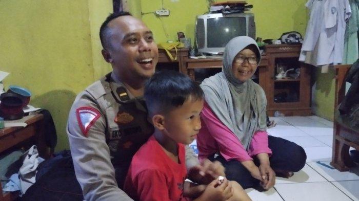 Ilham Ramadhan (8) bersama Ibunya Kokom Komala (47) saat beberapa polisi mengunjungi rumahnya, yang Berada di Desa Bandasari, Kecamatan Cangkuang, Kabupaten Bandung, Jumat (28/6/2024).