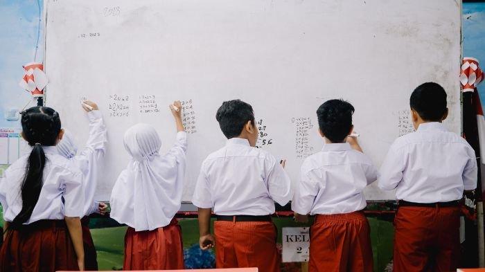 Gambar terkait Respons Dukcapil Karawang soal Viral Nama Seorang Siswi Terdiri dari 58 Karakter dan 9 Kata (dari Bing)