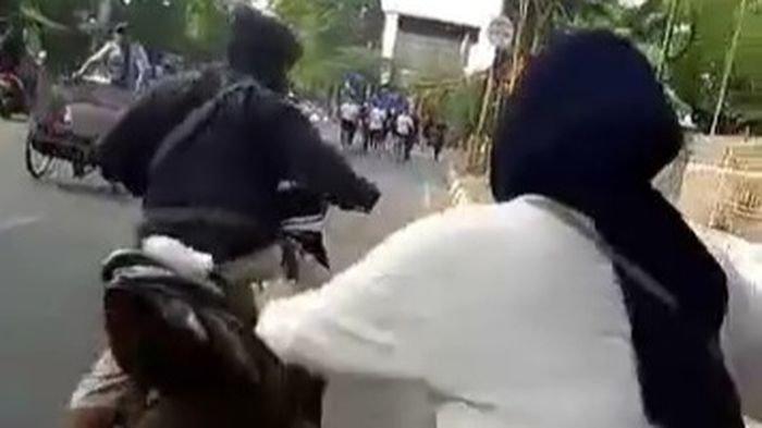 Tangkapan layar video viral aksi jambret yang membawa kabur ponsel emak-emak di Jalan Sisingamangaraja, Kota Cirebon, Minggu (22/7/2023).