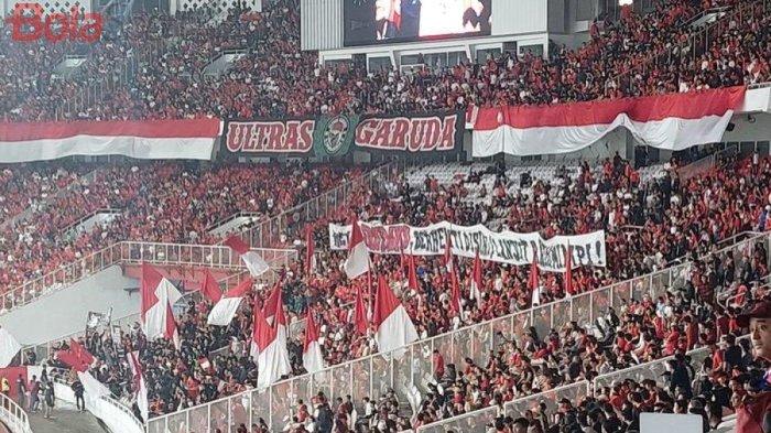 Suporter Garuda bersemangat di luar stadion