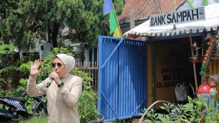 Calon legislatif DPR RI dari Partai Gerindra No urut 1, Dapil 1 Kota Bandung-Cimahi Melly Goeslaw mengapersiasi kreativitas warga RW 05 Kecamatan Cicendo, Kota Bandung dalam mengelola Bank Sampah.